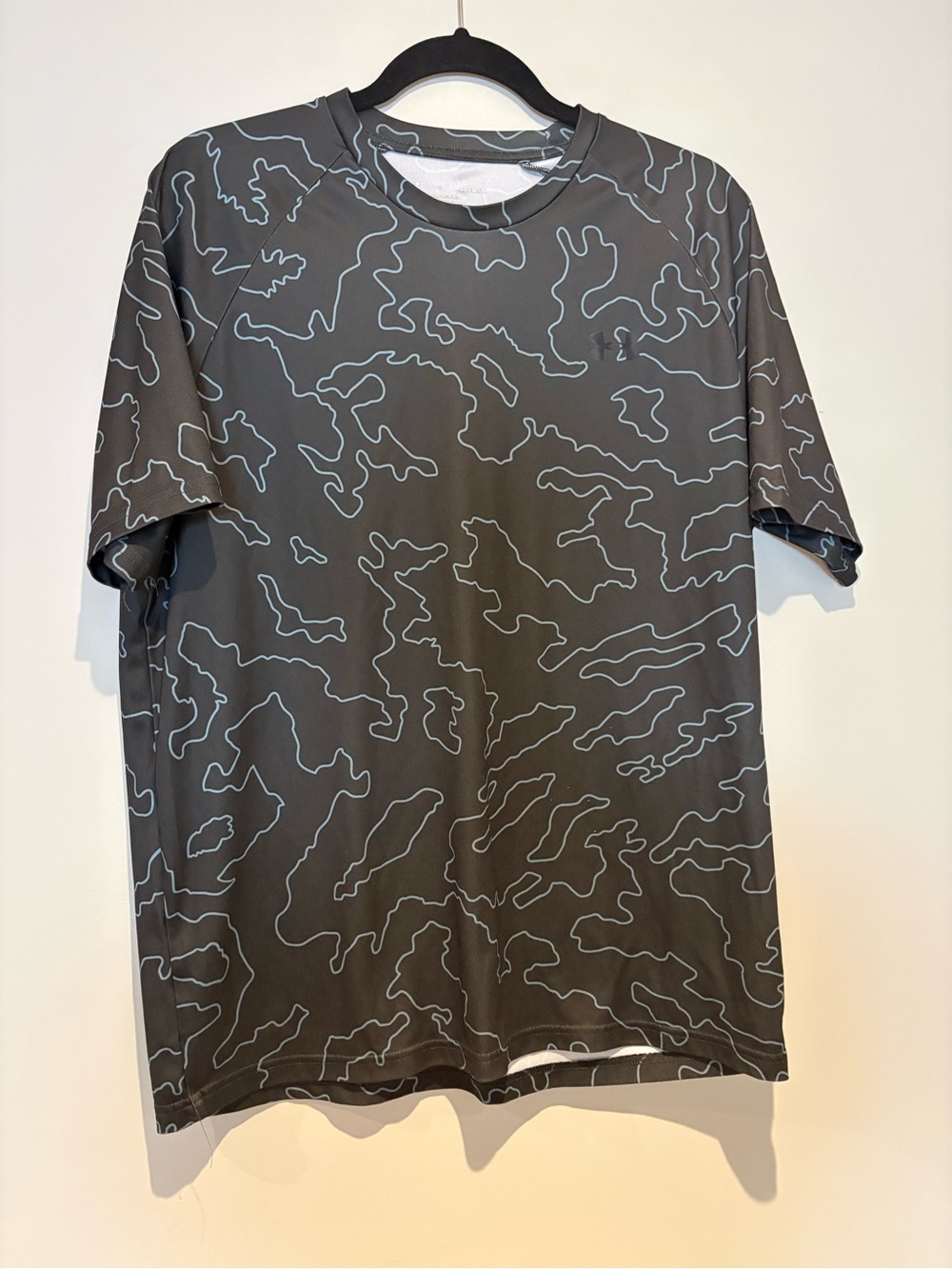 ☀️Under Armour Men's Green Short Sleeve Tee with Abstract Lines